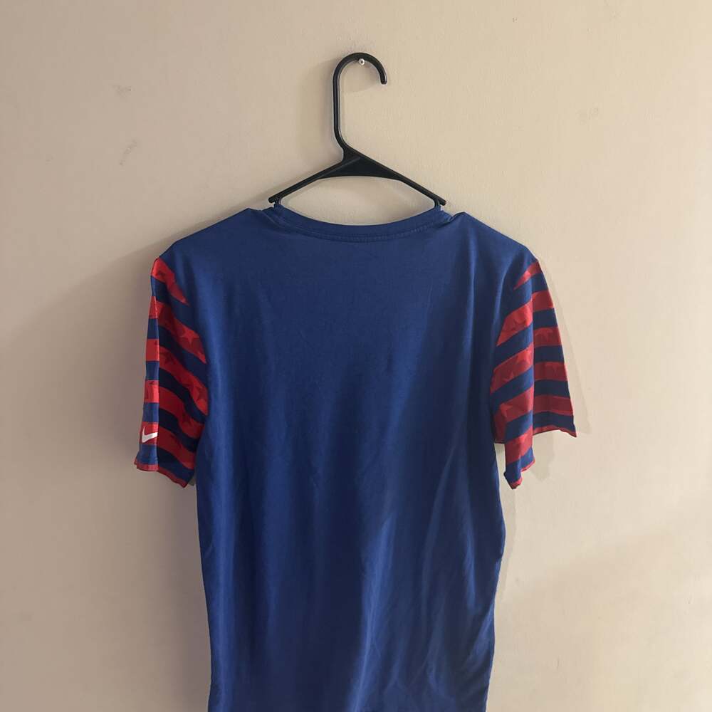 Nike LeBron James Flag Red Stripe Sleeve T-Shirt Blue Men's Size M - Picture 5 of 5